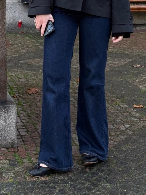 Mörkblå low waist jeans - Ett par mörkblå lågmifjaze raka jeans ifrån nakd. Som nya, knappt använda. Lite oversized och passad de som har mellan 34-36 i storlek. Innerbenslängd 83-84cm.