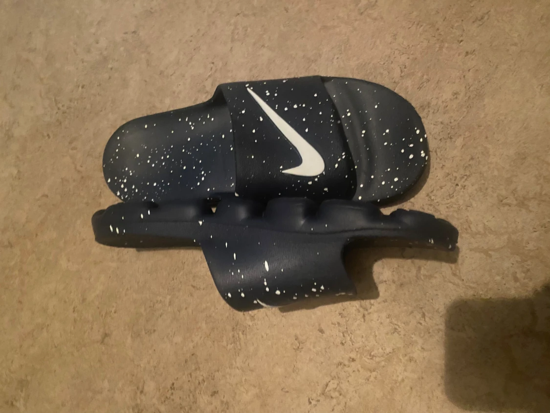 Svarta Nike sandaler med vit splatter - 3