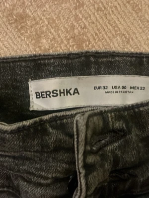 Bershka jeans - Jätte snygga men har tyvärr ett litet hål men annars sjukt bra skick! 