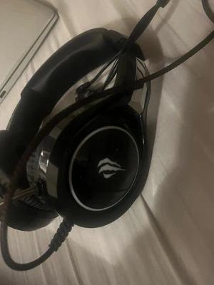  Gaming Headset för pc med led - Säljer den för jag har för många headset 