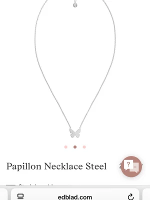 Halsband Edblad  - Bilderna visar ett halsband med fjärilshänge i stål från Edblad. I mycket bra skick. BYTER mot något guld om ni känner för att byta något äkta smycke i guld mot denna eller så säljer jag denna för 250 kr.