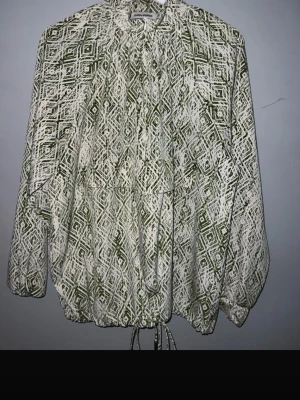 Carin Wester blus stl 40 - Sval, skön blus från Carin Wester i stl 40. 