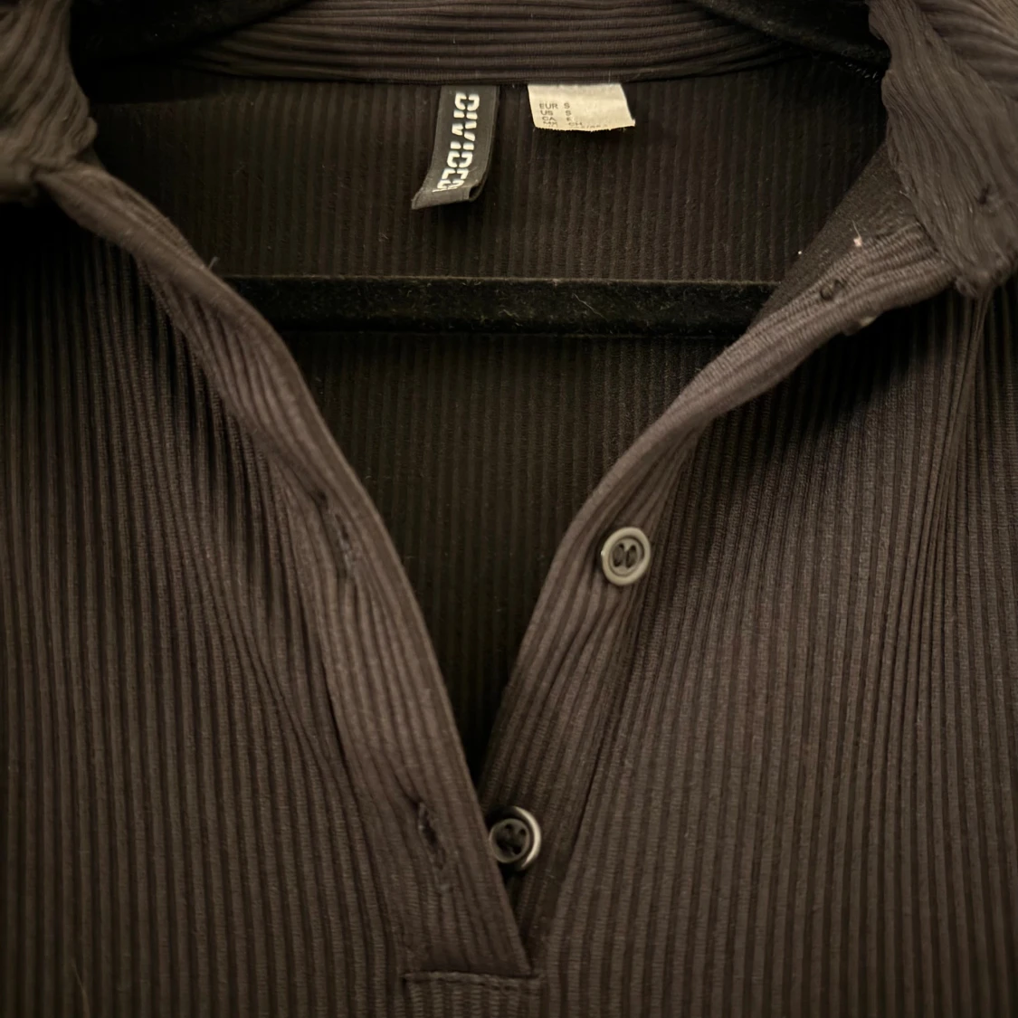 Svart ribbad kortklänning  - 1