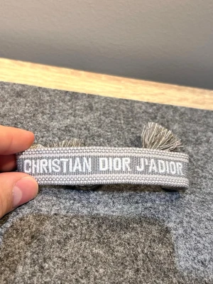 Grått dior armband - Säljer detta väldigt snygga dior armband. Aldrig använd. Perfekta julklappen för en billig peng (fraktas inom 24 timmar)! Finns svart, grå och blå! Kolla min profil😀