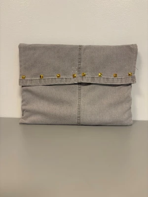 Datorfodral 💙 - Grått datorfodral av återvunna jeans med filt och silke inuti, guldiga nitar och magnetisk knapp!💙 Fodralet är ca 37x27 cm🌟