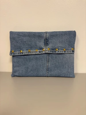 Datorfodral 💙 - Blått datorfodral av återvunna jeans med filt och silke inuti, guldiga nitar och magnetisk knapp!💙 Fodralet är ca 37x27 cm🌟