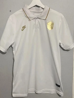 Brasiliansk fotbollströja  - Säljer den här snygga Brasilien fotbollströjan pågrund av att den bara sitter i garderoben, köpt i somras och använt max 4 gånger. Storlek M. Kontakta för frågor osv