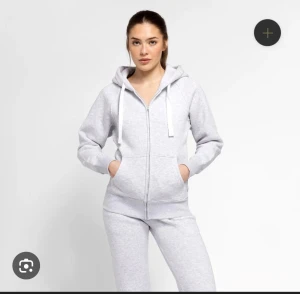 Russemerch hoodie - Storlek M, säljer den för att den är förstor för mig❤️