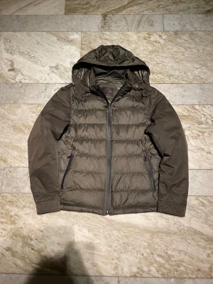 Massimo Dutti jacka  - Sköna Massimo Dutti jacka i fint skick! Står L på lappen men passar M bättre! Hör av dig vid ytterligare frågor! Mvh Henry 