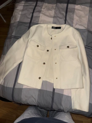 Vit kavajjacka från Zara, storlek S - Snygg vit kavajjacka från Zara med rund hals och guldiga knappar framtill.