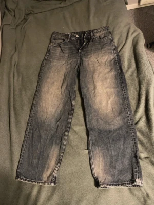 Loose fit jeans - Säljer ett par loose fit jeans från H&M i storlek 29/30. Jeansen är köpta för några månader sedan.
