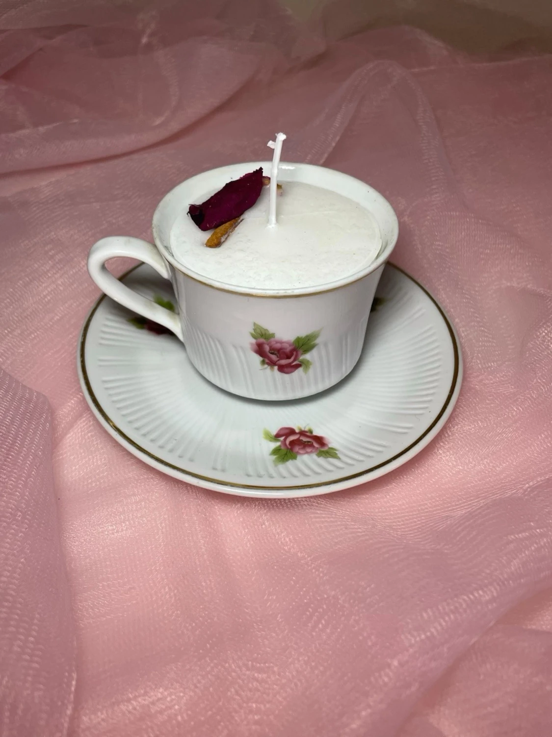 Doftljus i en tekopp i en vit färg med röda blommor på nr 1