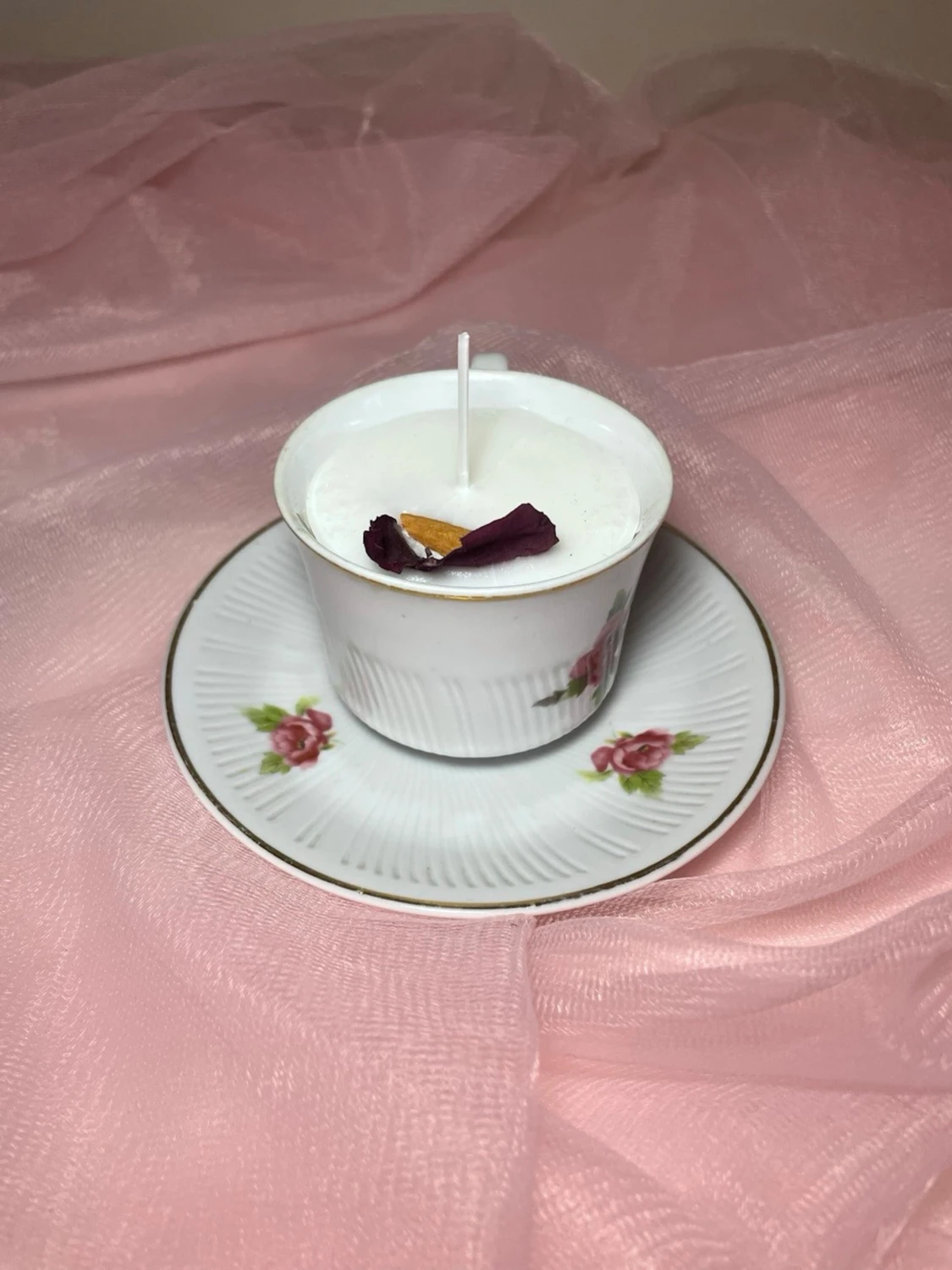 Doftljus i en tekopp i en vit färg med rosa blommor på och torkade och kanel nr 4  - 1