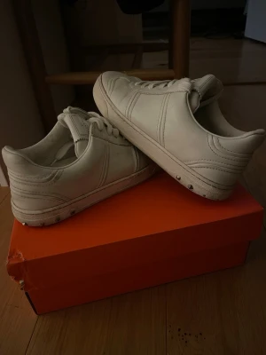 Valentino flycrew - Feta par vita flycrews! | Skick runt 6/10 | Storlek 36 men passar runt 36,5-37 | Jag tror att det saknas 5 spikar | Skriv för frågor |