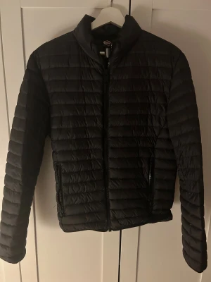 Colmar jacka  - Svart Colmar jacka i storlek 46 (xs/s). Använd ett fåtal gånger, men i fint skick. Tags finns kvar och skickas med. 