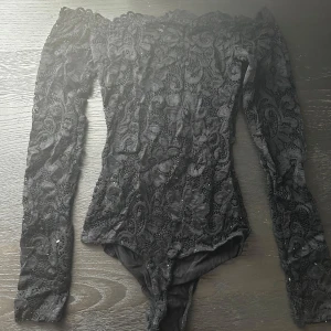 Body - ~OANVÄNDA~  Fin och bekväm body med fina svarta detaljer och  som funkar med det mesta!!