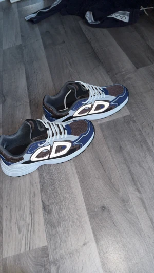 Blå vita skor  - Säljer nu dom här i suveränt skick då dom inte passade mig, och jag köpte nya. Om de inte var allt finns jag här på Plick att skriva till 