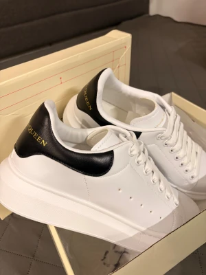 Oversized Larry MCQUEEN - Storlek 43/44. Nyskick med kartong