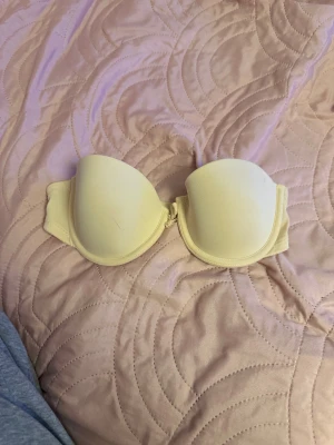 Axelbandlös bh -  en beige axelbandlös bh, storlek B