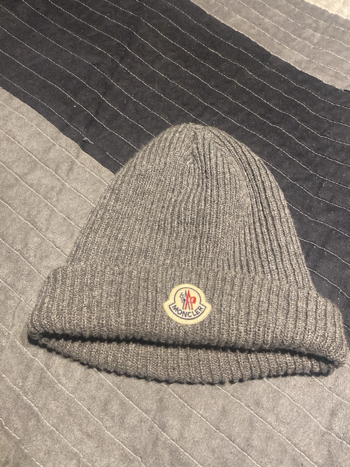 Grå stickad mössa från Moncler - 1