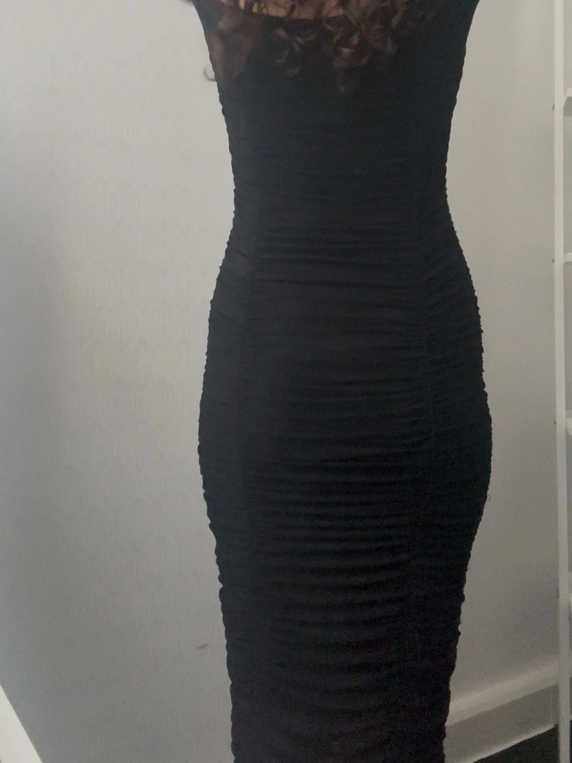 Svart långklänning med meshärmar - 4