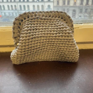 Clutch - Ljus grå virkad clutch❤️ finns i olika storlekar (det här är den minsta modellen). Kan användas både som necessär eller som handväska❤️Om man vill ha i en annan färg får man gärna önska❤️ Pris kan diskuteras