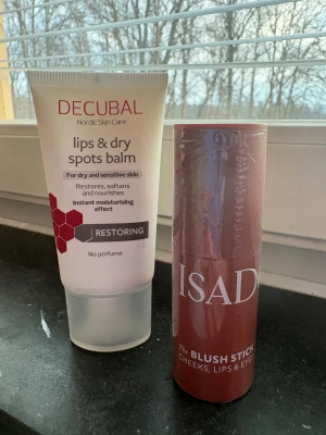 HELT NYA!! Decubal + Isadora Blush - Helt nya Decubal + Isadors blush i 46 Soft Brown, säljer då jag fick dubbelt med leveransen. Decubal blir 40kr för sig självt och Blushen blir 110kr. 2st för 140kr!!