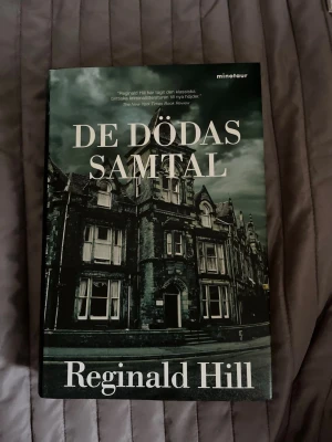 De dödas samtal - En spännande kriminalroman där poliserna Dalziel och Pascoe ställs inför mystiska dödsfall och en klurig seriemördare. Med gåtor, rebusar och oväntade vändningar är detta en bok för dig som gillar smarta deckare och nervkittlande mysterier.