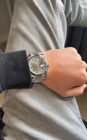  R Klockan datejust - Säljer en datejust som är i helt ny skick och väldigt fin. Priset kan diskuteras vid snabbaffär 