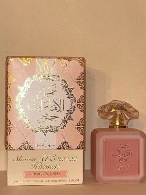 Shams Al Emarat Pink Blush - En parfym med noter av hallon, äpple, nektarin, marshmallow, jordgubb, apelsinblom, kokos, socker, vispad grädde och vanilj. Shams al emarat pink blush ard al zaafaran 100ml  viral på TikTok . Doftar väldigt sött, feminint. Påminner om marshmallow blush och YBM by kayali.  Jag har test sprayat 5 spray.  Helt ny och kommer med förpackning. 