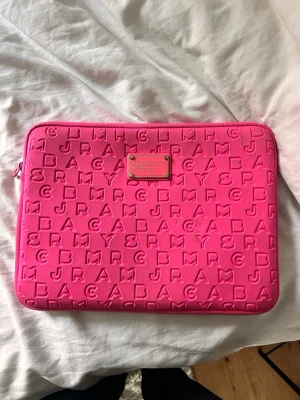 Marc by Marc Jacobs datafodral  - Lite smutsigt och tappat färg på dragkedjan men annars i fint skick ♥️