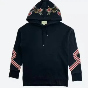 Svart hoodie från Gucci - Svart hoodie från Gucci med broderade blommor på huvan och röda samt vita detaljer på ärmarna. Tröjan har snörning i huvan och är långärmad. Perfekt för dig som vill sticka ut med en lyxig streetstyle-look. Skick 6/10💫