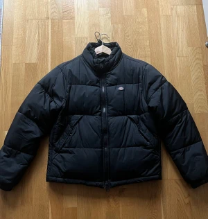 Pufferjacka - Säljer denna svarta dickies pufferjacka i storlek L passar även M skulle jag säga, 10/10 skick, perfekt till vintern, kan mötas upp i Göteborg priset går såklart att diskutera vid en snabb affär 