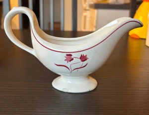 Såskanna med blommor - En såskanna i keramik med blommönster. OBS! Har flera skavanker som kan ses på bild!