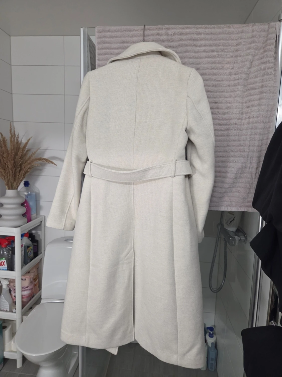 Beige kappa från H&M med bälte - 2
