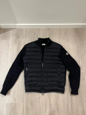 Moncler cardigan  - Skick: 8/10 Färg: Navy blue Kvitto: Yes kvitto finns och skickas privat! Defekter: Nej inga skador. Äkta: Ja den är äkta 💯 Storlek: S vid frågor är det bara att höra av sig 🤝                       Fraktar inom 24h🚚📦