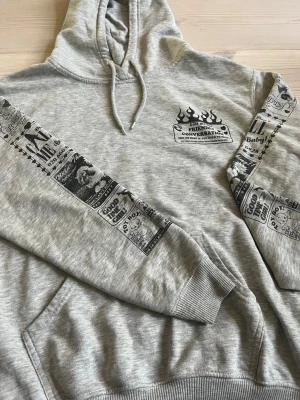 NEW girl ORDER - Säljer en jätte fin hoodie från NEW girl ORDER. Den är i mycket bra skick och har as snygga tryck på ryggen och ärmarna. Den sitter jätte bra på men jag har tyvärr ingen bild:( Hör av er vid frågor💕🥰