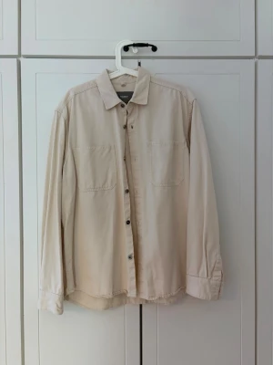 Beige skjorta - Använd en gång
