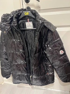 Moncler jacka  - Drag kedjan krånglar. Annars aldrig använd 
