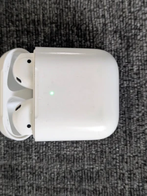 AirPods 2 wireless charging case  - Säljer AirPods i fint inskick. Allt fungerar som det ska  bra batteri, rent case och inga problem med ljudet. Model A1938 (AirPods).