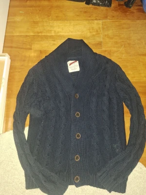 Stickad cardigan - Säljer en mörkblå stickad cardigan från selected homme, storlek S men skulle säga att den passar storlek M/L, den är väldigt eftersökt och helt oanvänd. Hör av er vid funderingar🙌🏼