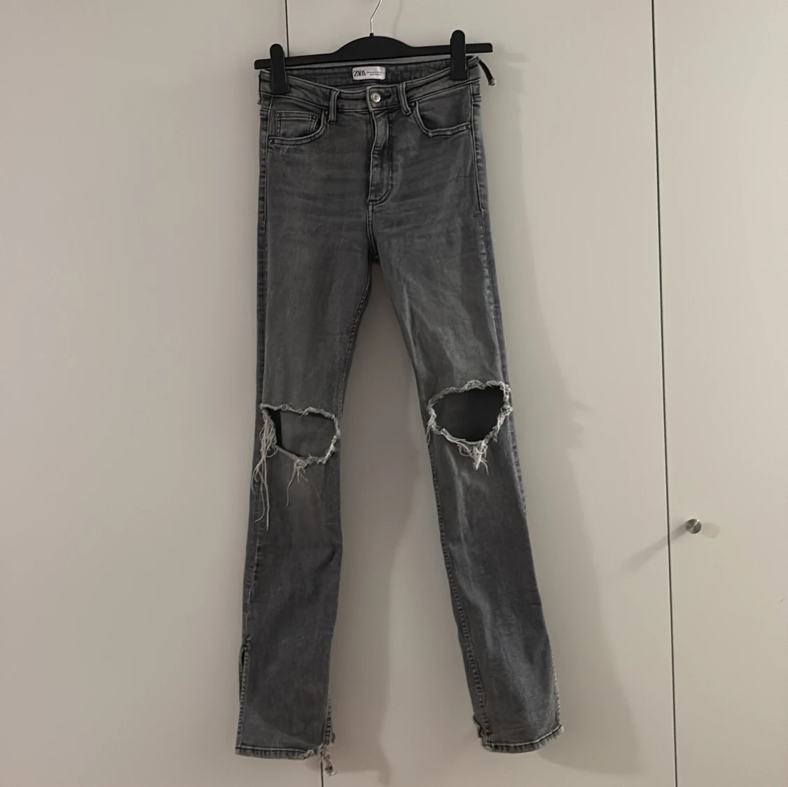 Grå slitna jeans med slits från Zara