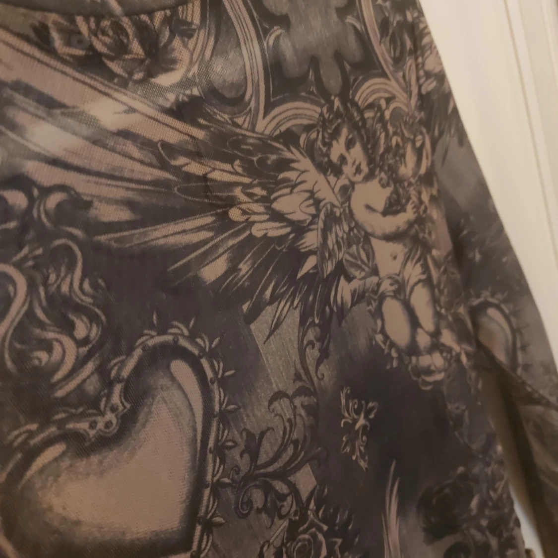 Grå mesh topp med änglamönster FB Sister - 1