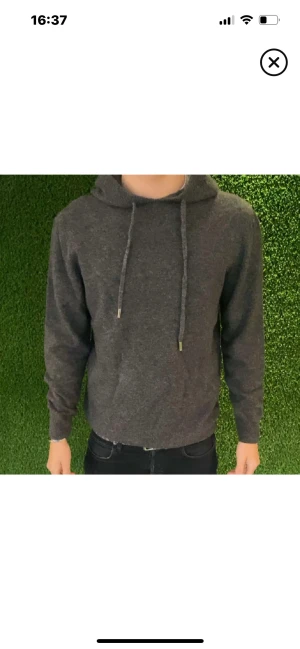 Mörkgrå 100% Merino-Ull Hoodie - Säljer en stilren mörkgrå hoodie i riktig mjukt material och passar perfekt till kallare dagar. 