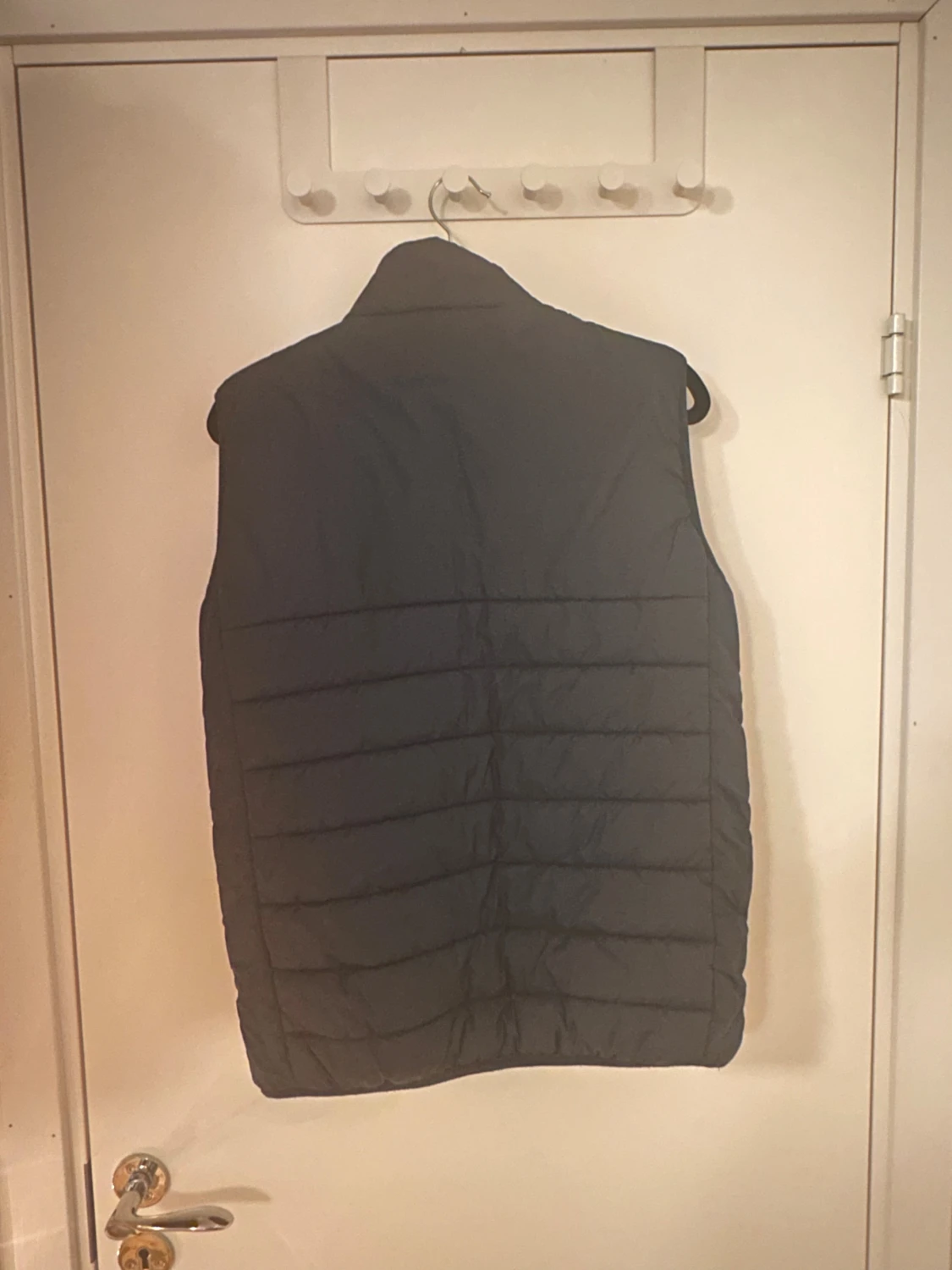 Mörkblå dunväst från Lyle & Scott - 1