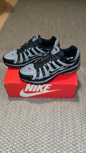 Nike P-6000 Cool grey - Säljer ett par mycket fina Nike P6000 skor som är använda väldigt skonsamt. Skorna har absolut inga defekter eller konstigheter. Bara att höra av sig vid intresse eller byten. 