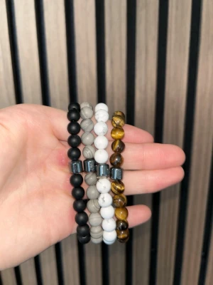 Pärl armband från Onewear (gammal design) - Tja, säljer nu pärl armband från Onewear i olika färger, de är gammal design så finns inte att köpa längre. 179kr/st. Stretch armband. Hör av er vid intresse/ frågor!