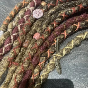  Dreads håraccessoar  - 🍁Single ended utfyllnadsdreads, ej äkta.  Fästs i ditt eget hår eller med spänne, går att ta i och ur. Aldrig använda. Jättefina men fel färg för mig.  11st, mellan 52-59cm. Handgjorda. Smycken ingår.