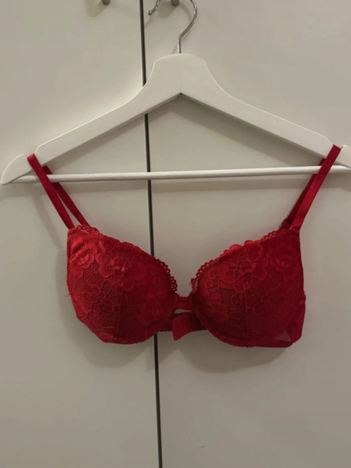 Röd spets-bh med justerbara band