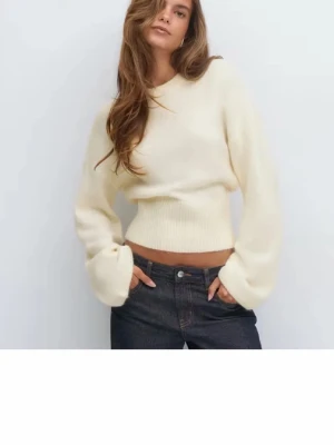 Ljusbeige croppad stickad tröja - Stickad Ginatricot tröja. Använd 3 gånger.säljs pågrund av flytt 